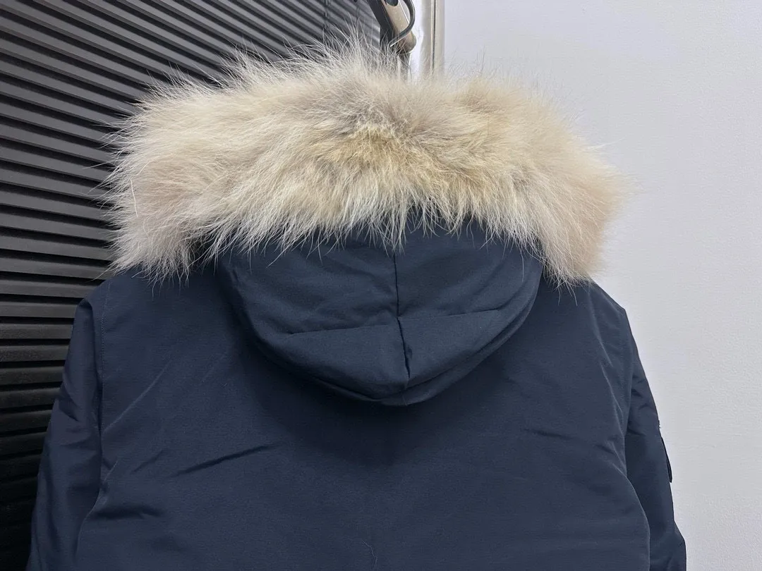 P780 Top Purchasing Version (Wolf Hair Optional) 🇨🇦CANADA GOOES 24 new models 08 models/couple models Factory direct supply: supplying global purchasing agents, micro-business, entities, Tmall, high-end stalls and studio cooperation, free shipping! Canada Goose Expedition Parka 2008 is the same style for men and women. It is mid-length and the most timeless classic. All Arctic and Antarctic scientific expedition teams choose Canada Goose as their cold-proof equipment. It is the Rolls-Royce of down jackets. ➖ Industry-leading anti-counterfeiting chip sensing. ➖ Imported Behringer embroidery machines and customized embroidery labels, the highest level and industry leading. ➖ Imported Korean 21-count polyester-cotton blended original fabric, TC85 waterproof coated fabric, water-repellent, windproof and wear-resistant. ➖ The new national standard 80 white duck down is filled with an average of 520 grams of down. The amount of down filled is industry-leading. ➖ 100% nylon lining with double double-layer sealing design to prevent velvet running, and seamless thread design on the cuffs! ➖ Western Canadian Green Wolf Collar. ➖ Yoshida YKK provides original factory-customized electroplated sliders. YKK two-way lockable zippers are tight and smooth and do not peel off paint. ➖ 3M composite Velcro is durable and the accessories and hardware are all custom-made. Note: Our copywriting is only simple and clear. Instead of bragging about the copywriting, it is better to compare and understand with samples. Only for the purest goose, the most dedicated, the most professional, the highest quality, the highest cost performance!  Size:XS-XXL